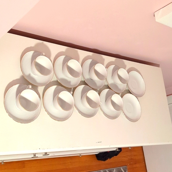 Oscar de la Renta Dresden Gold Teacup & Saucer Set – 8 Pairs + 2 Extra Saucers - Picture 6 of 6